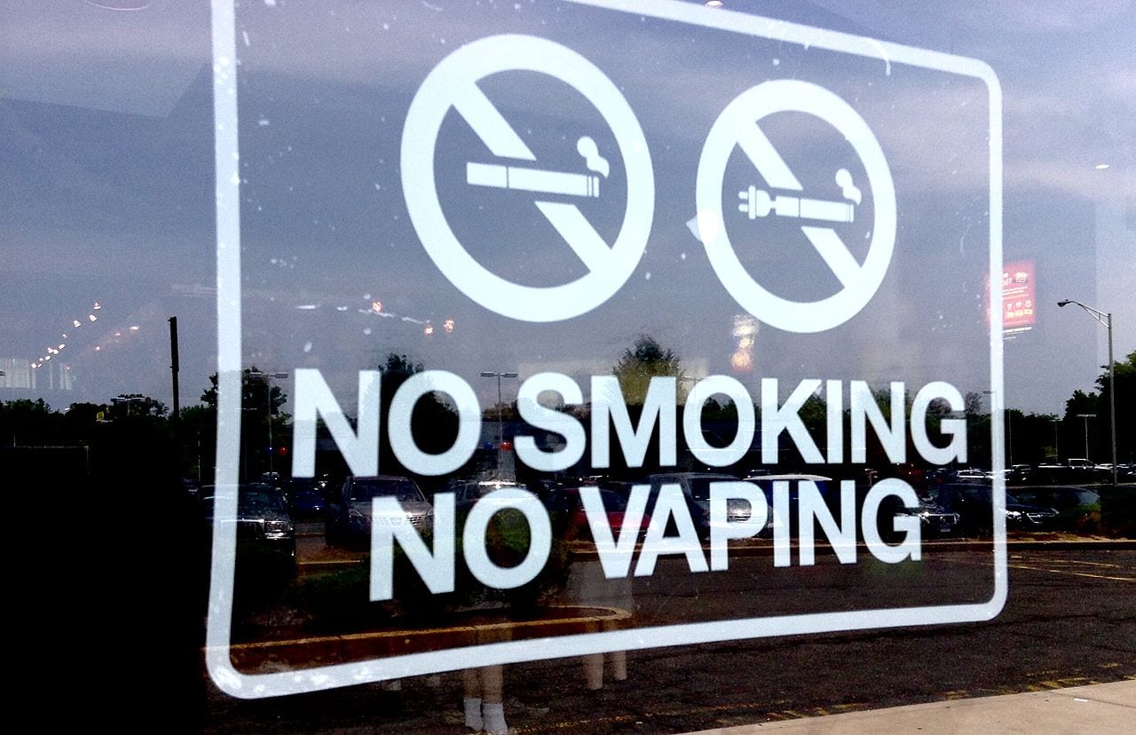 no smoking no vaping sign - ban advertising vapes Health Canada