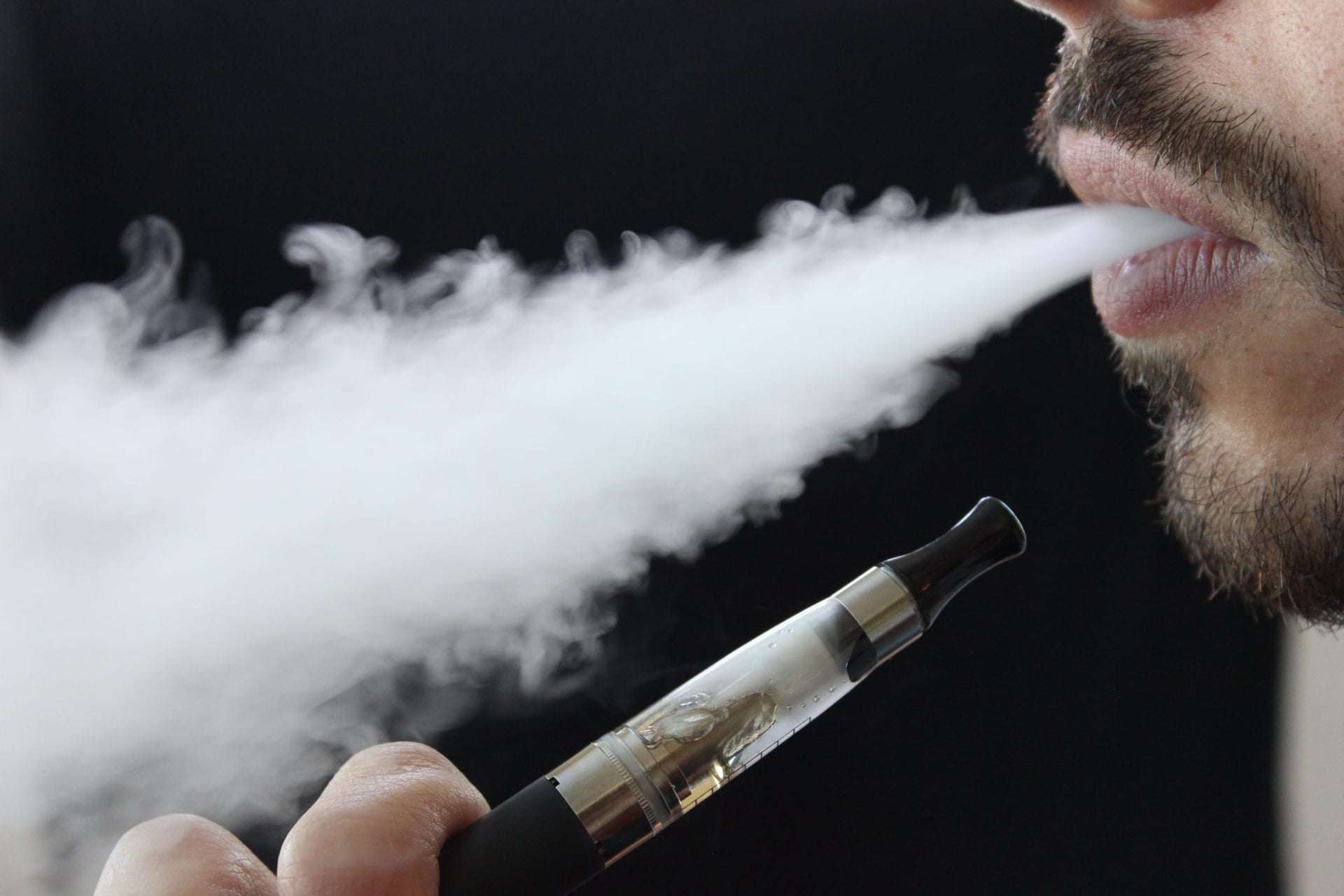 Threat of the vaping-related lung illness hasn't passed, says Oregon doctor
