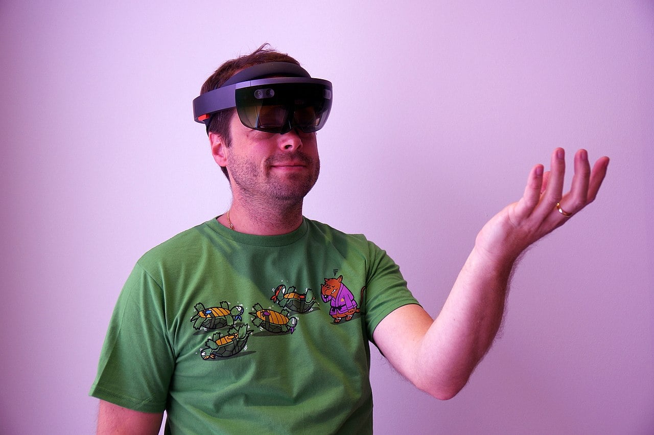 Abbott partners with blood center cooperative to introduce mixed reality tech for better blood draws