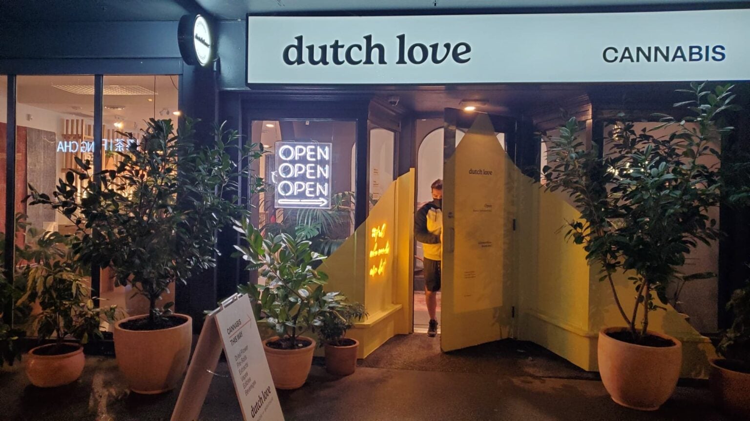 SNDL acquires four Dutch Love stores for $7.8M, waives $3M in debt