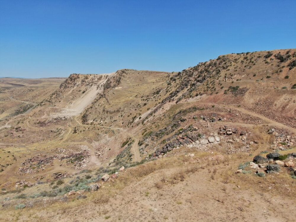 NevGold discovers oxide gold from the surface at Nutmeg Mountain