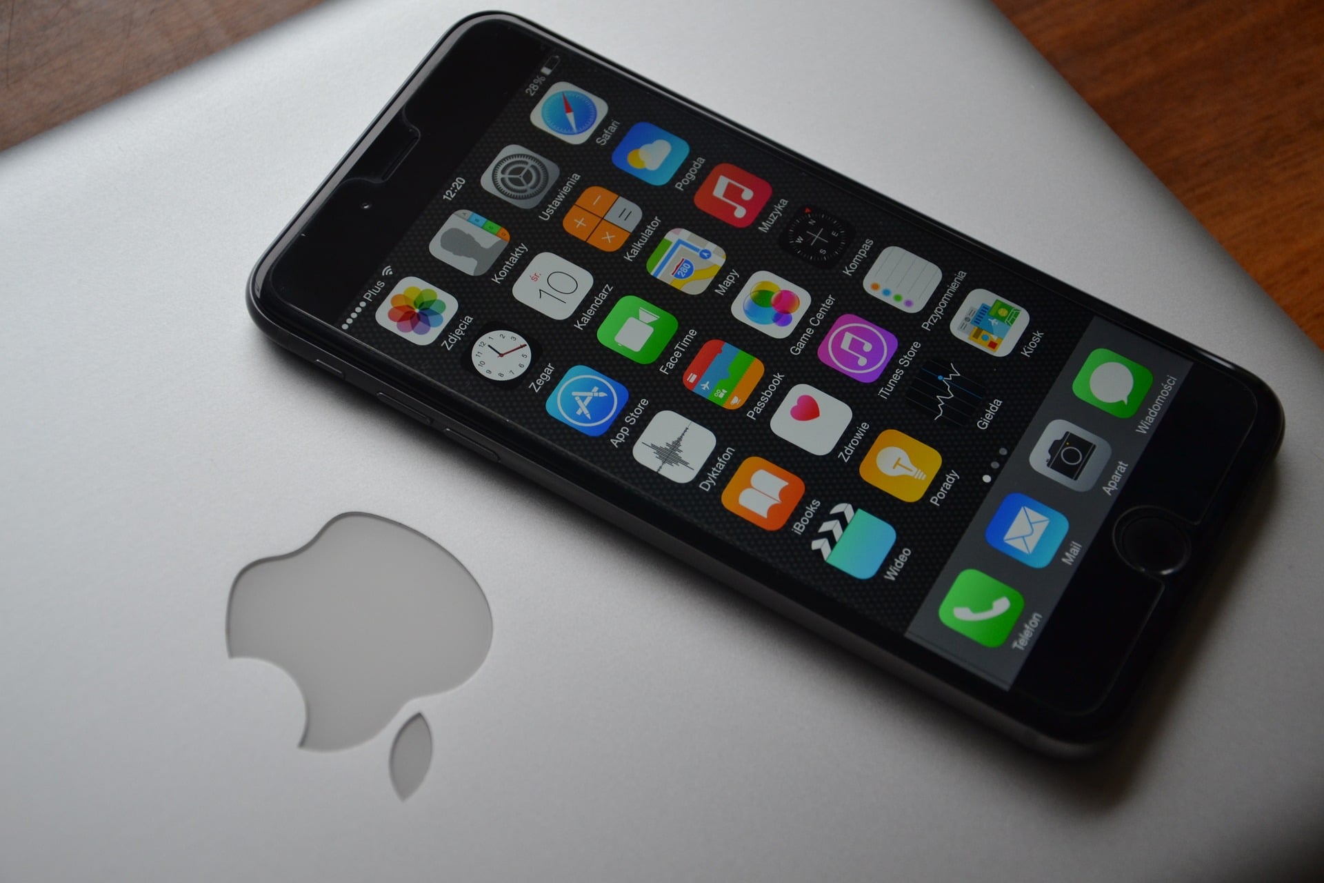 iPhone smartphone on mac laptop