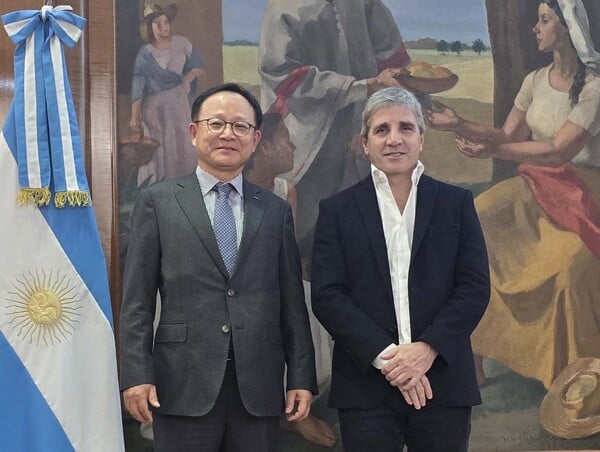 POSCO leader visits Argentine economy minister in Buenos Aires to strengthen lithium ties