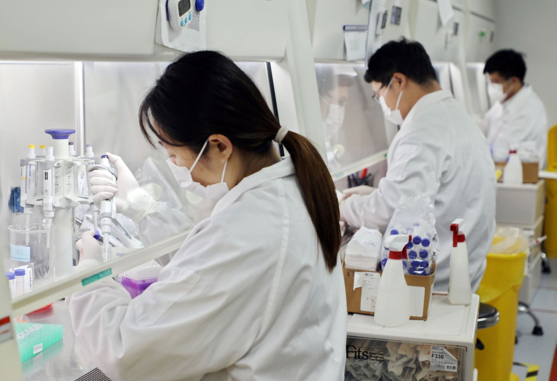 Roche secures rights to Chinese biotech company's small cell lung cancer drug