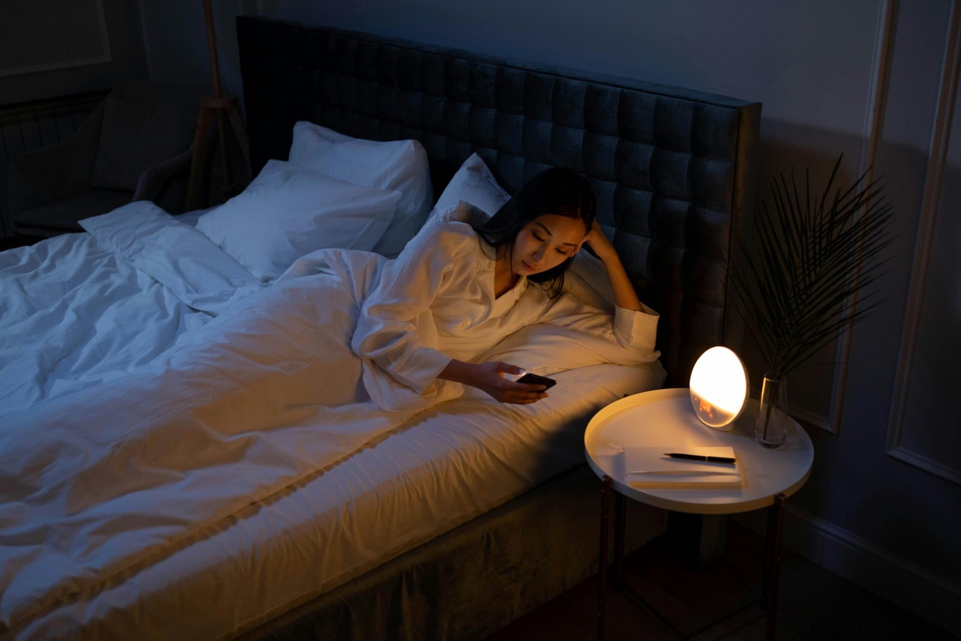 Want better sleep? Stop looking at your phone in bed