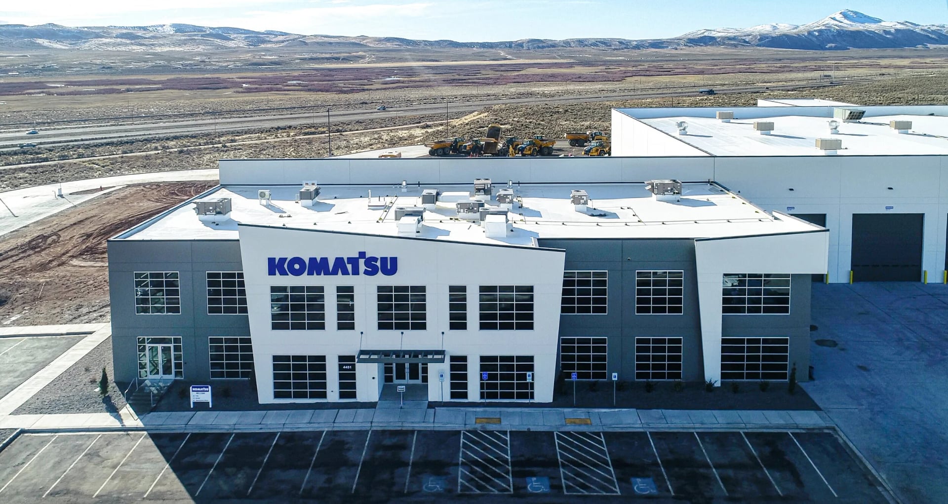 Komatsu celebrates erecting electric shovel monument at Nevada facility