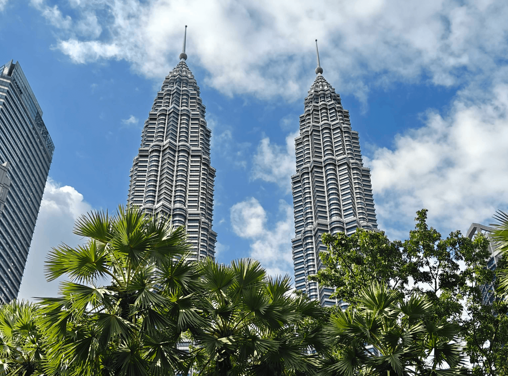 Kuala Lumpur thieves steal millions worth of gold in brazen daylight robbery