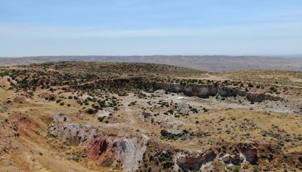NevGold intercepts quartz veining on the surface of Nutmeg Mountain
