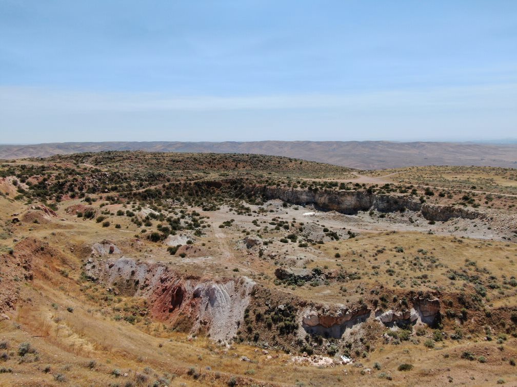 NevGold intercepts quartz veining on the surface of Nutmeg Mountain