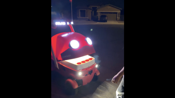 DoorDash's 'Dot' delivery robot now bringing toothpaste and tacos to Phoenix customers