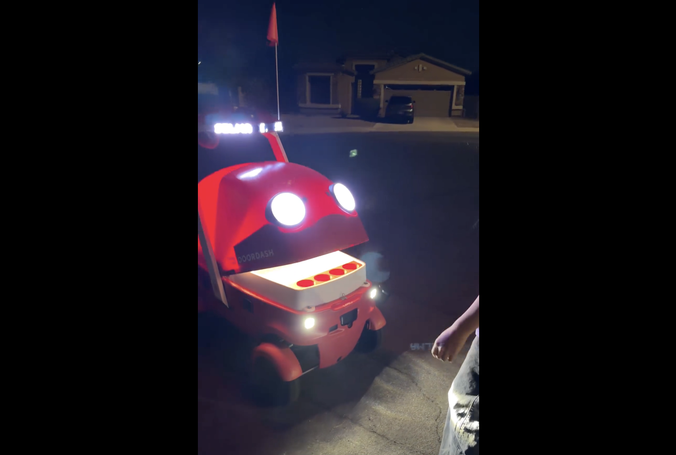 DoorDash's 'Dot' delivery robot now bringing toothpaste and tacos to Phoenix customers